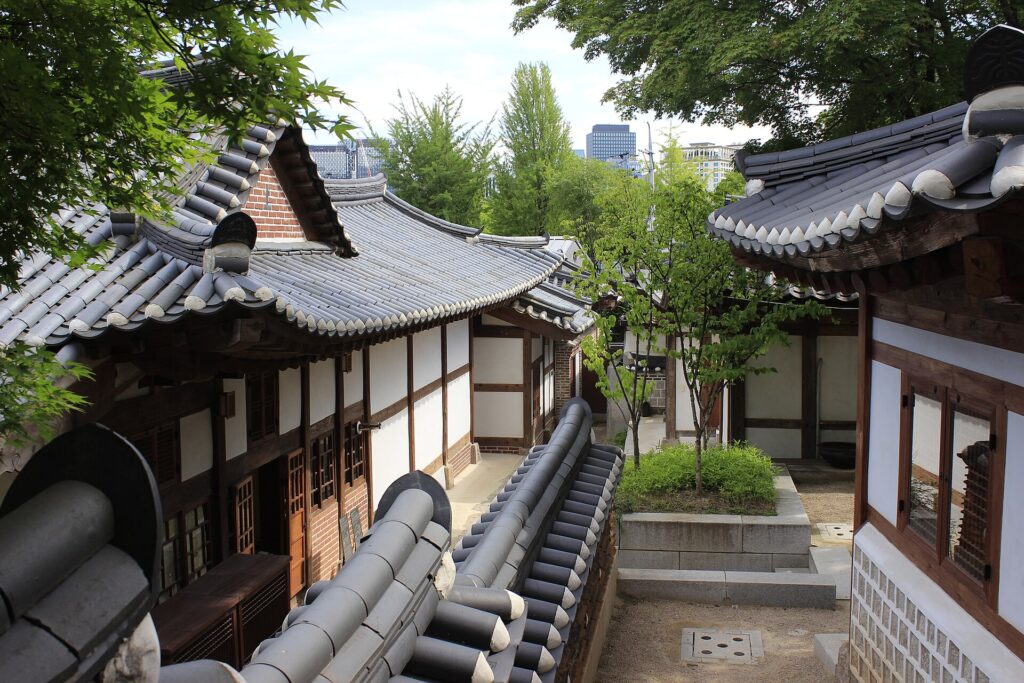 Spaces between the buildings at Baek In-je House.