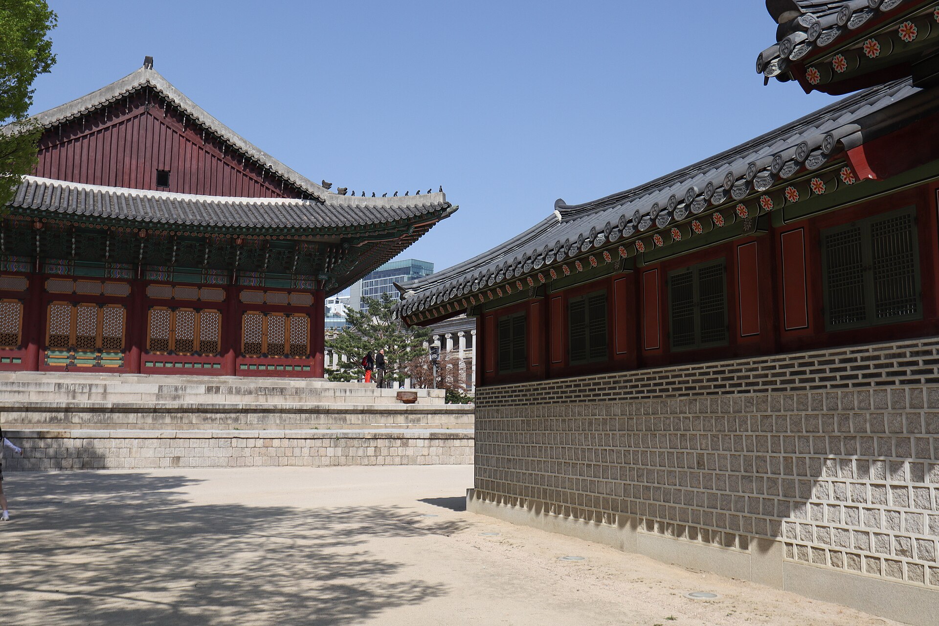 Traditional halls and walls at Deoksugung.