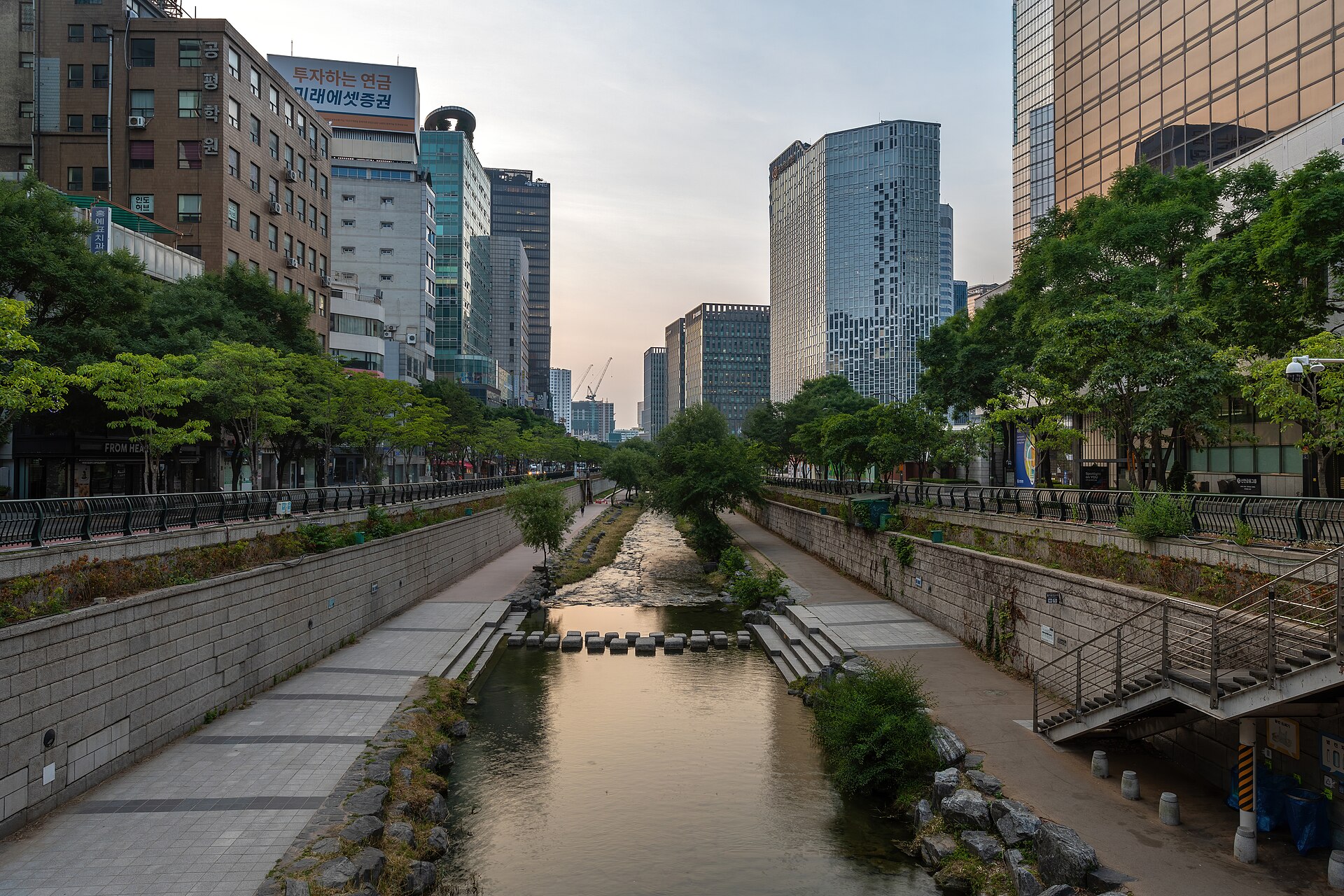 A view along Cheonggyecheon beneath its bridges.