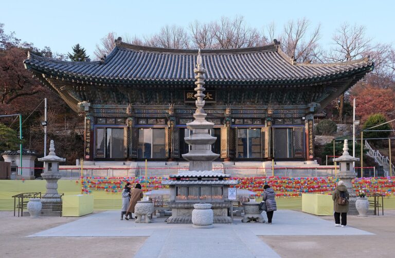 A Bongeunsa hall photographed from outside.