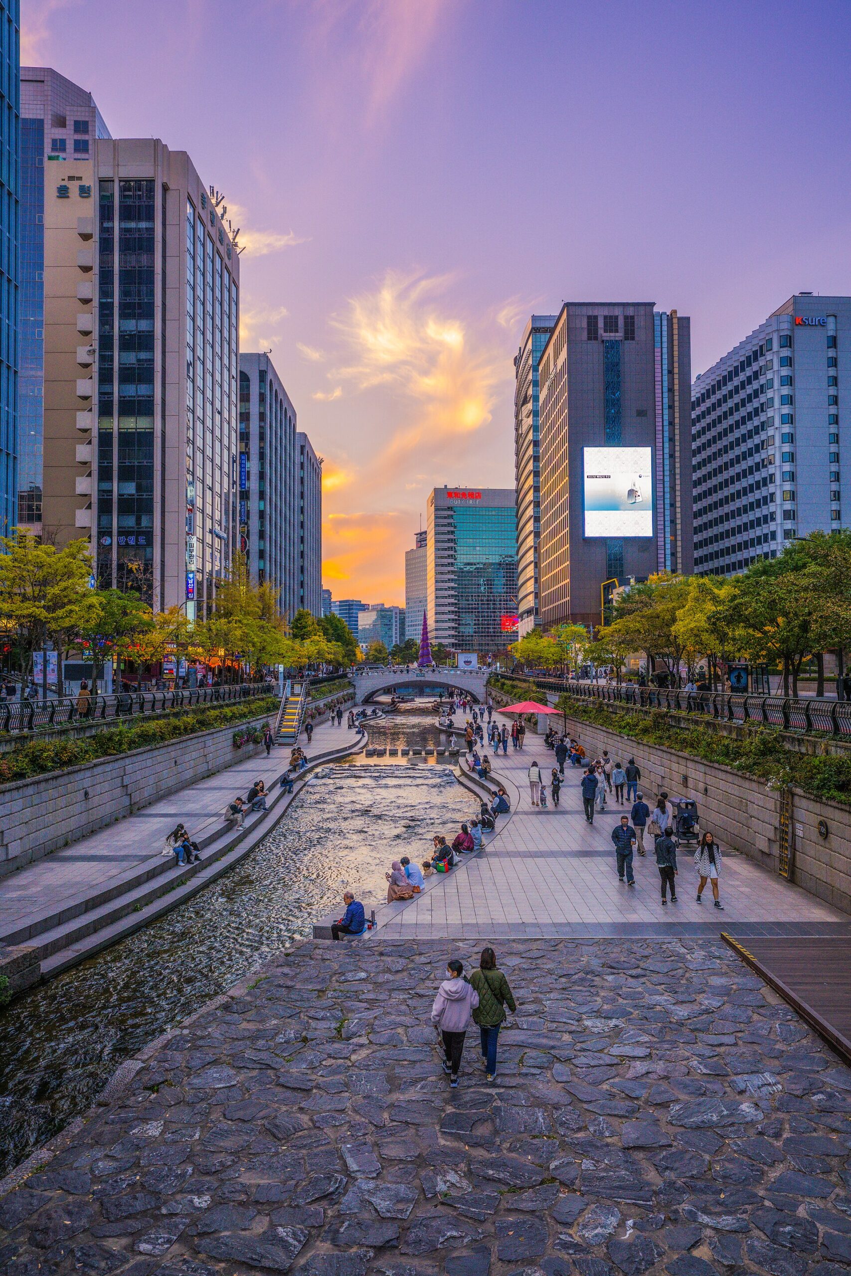 Cheonggyecheon in evening light.