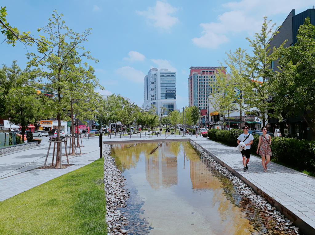 Water and walking space in the Yeonnam section.