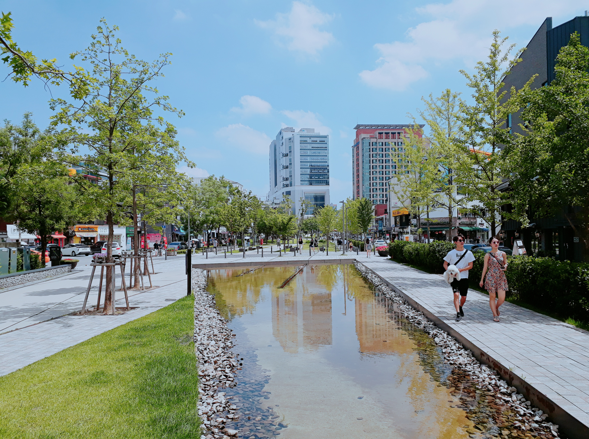 Water and walking space in the Yeonnam section.