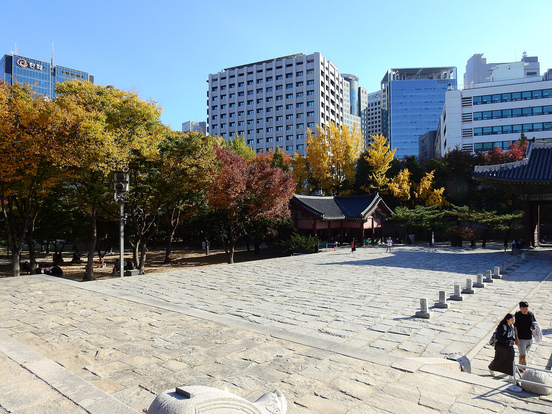 The palace courtyard within the surrounding city.
