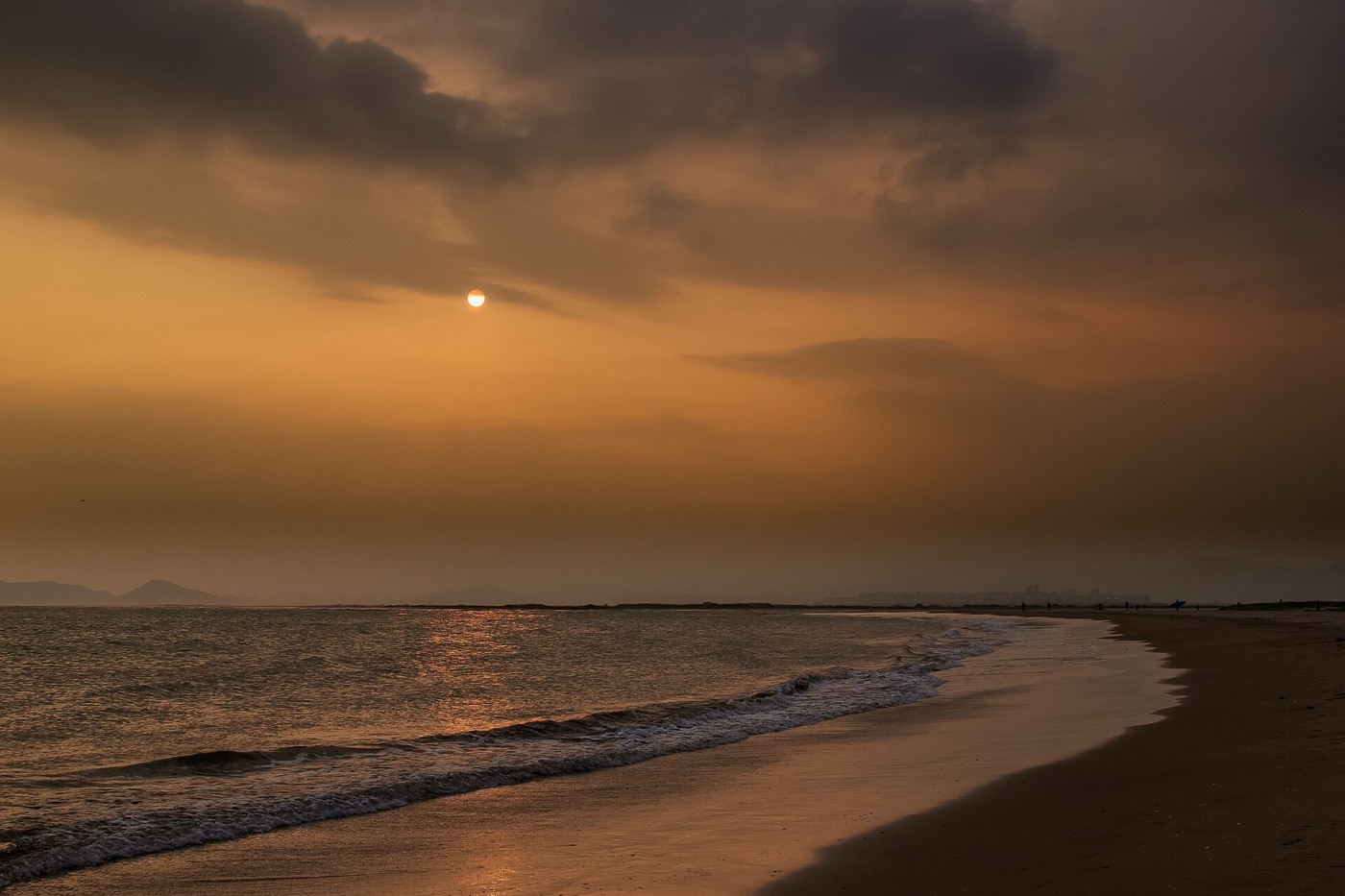A wide view across Dadaepo Beach