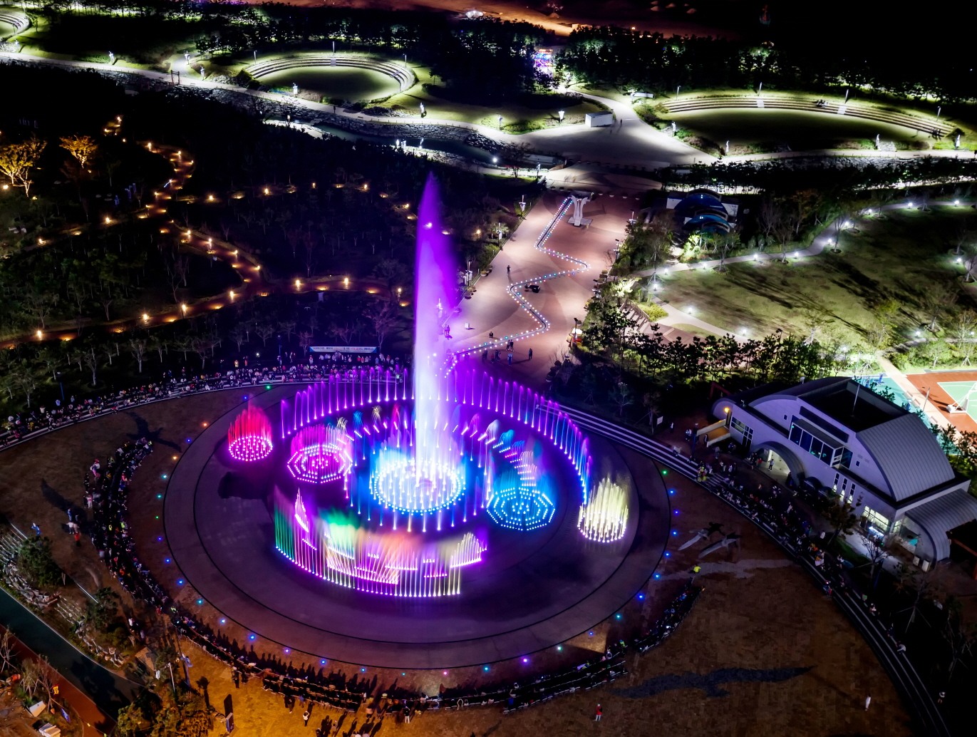 The Dadaepo fountain operating in an older photograph